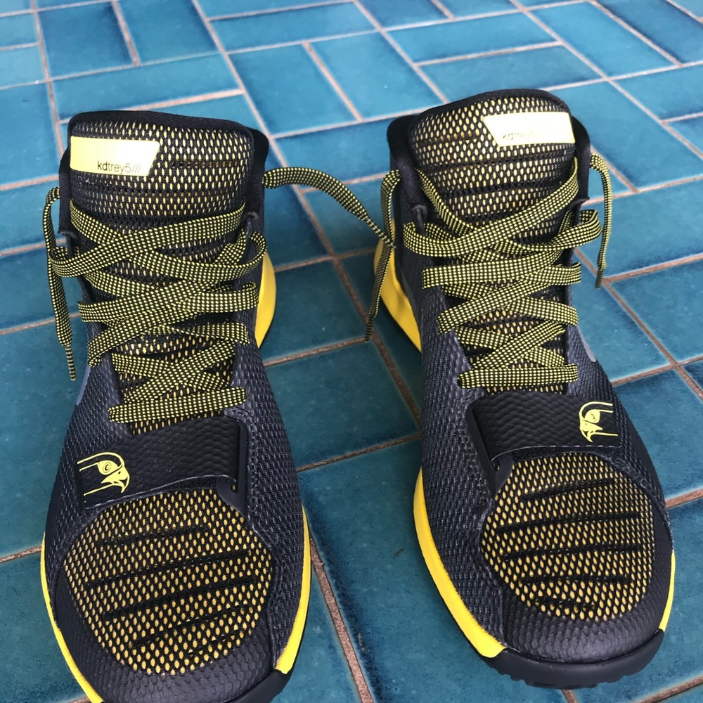 Nike KDTrey5/// Men Basketball Sneaks. 9.5